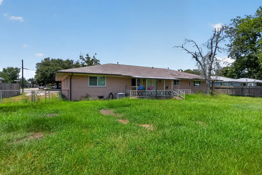 380 S Wilson Avenue, Giddings, TX 78942 - #3