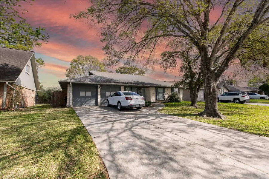 2022 Williamsburg Court N, League City, TX 77573 - #2