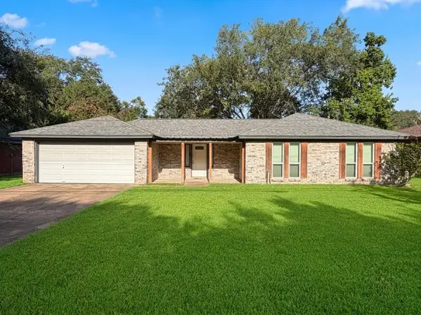 1809 N Valderas Street, Angleton, TX 77515