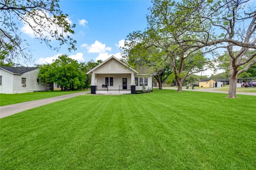 211 E West Street, El Campo, TX 77437 - #2