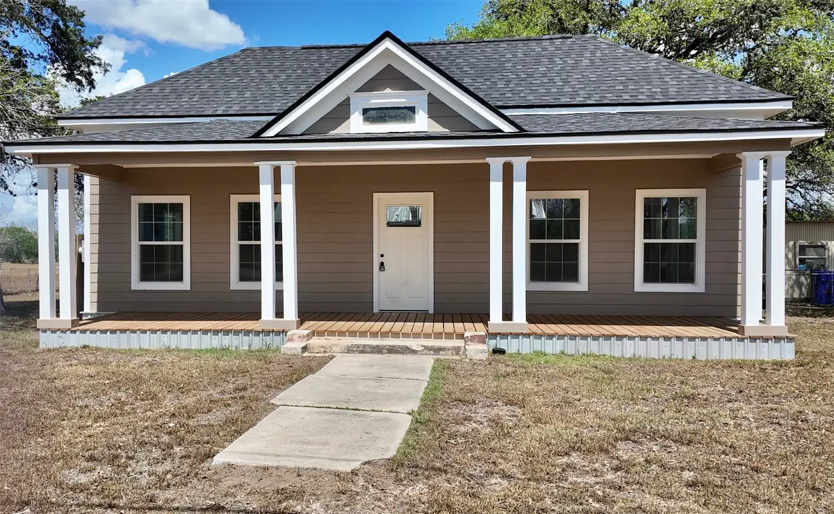 210 Julia St, Yoakum, TX 77995 - #1