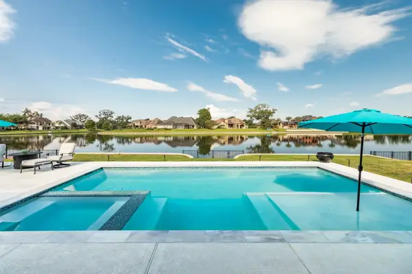 217 Arrowhead Drive, Lake Jackson, TX 77566