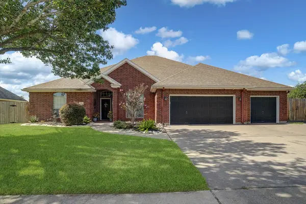 20 Chuckwagon Court, Angleton, TX 77515
