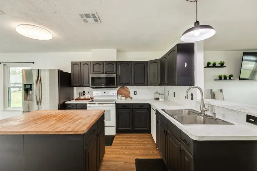 318 S Amherst Drive, West Columbia, TX 77486 - #2