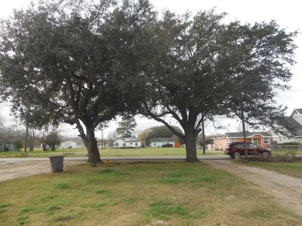 2809 Moore Avenue, Bay City, TX 77414