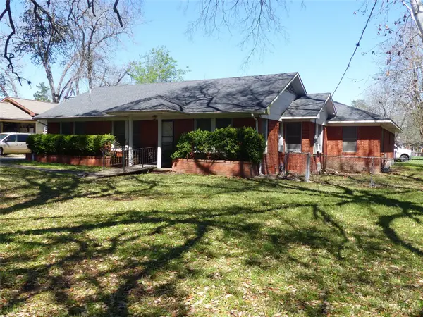 1102 W Main Street, Brenham, TX 77833