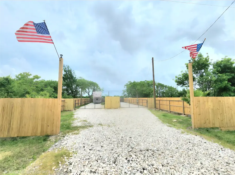 715 9th Street, San Leon, TX 77539 - #3