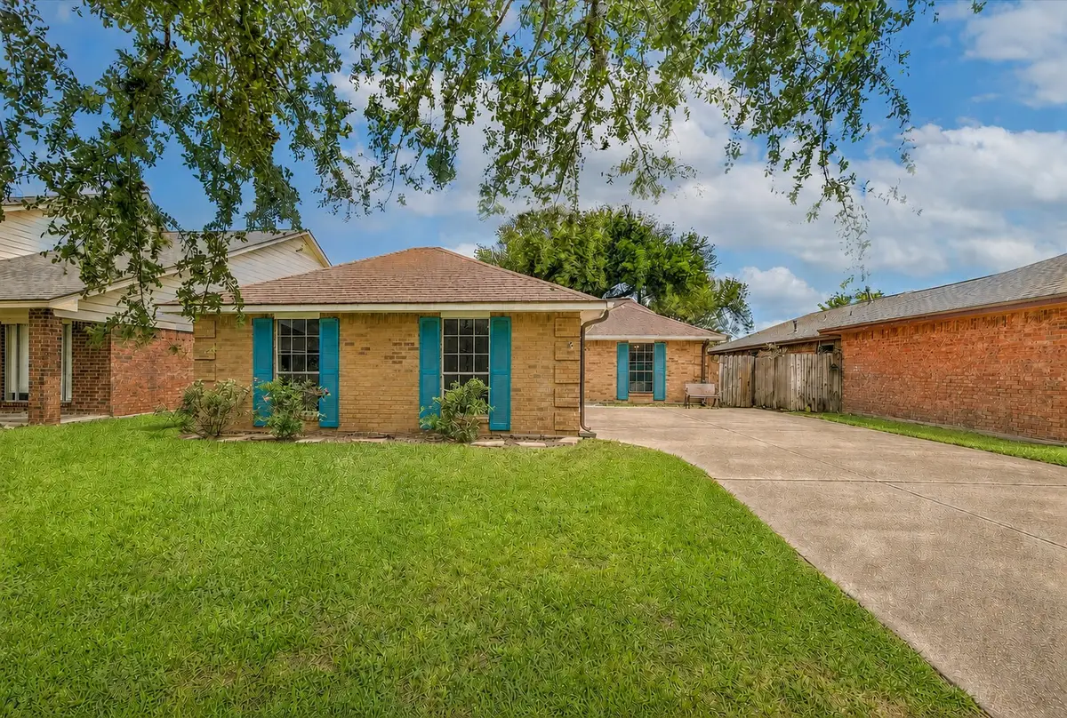 925 S 6th Street, La Porte, TX 77571 - #1