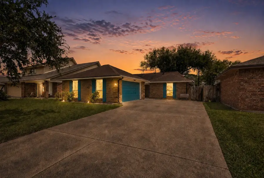 925 S 6th Street, La Porte, TX 77571 - #2
