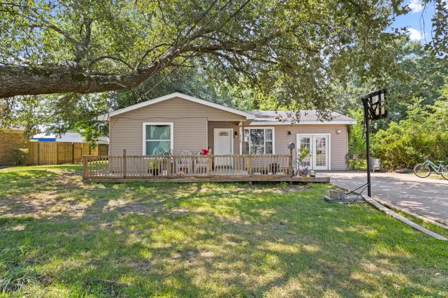 315 N 3rd Street, Nederland, TX 77627 - #2