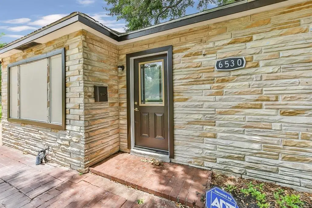 6530 Westview Drive, Houston, TX 77055 - Image #1