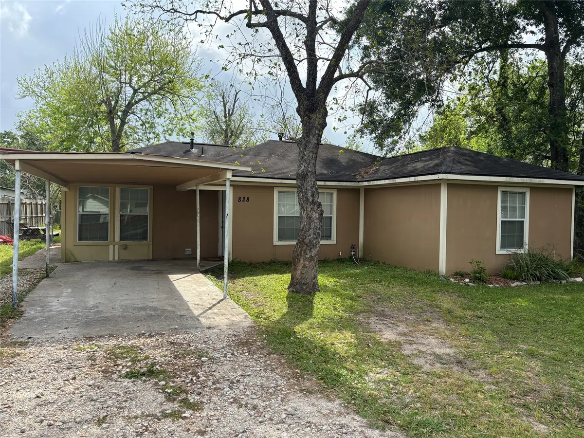 828 N Chenango Street, Angleton, TX 77515 - #1