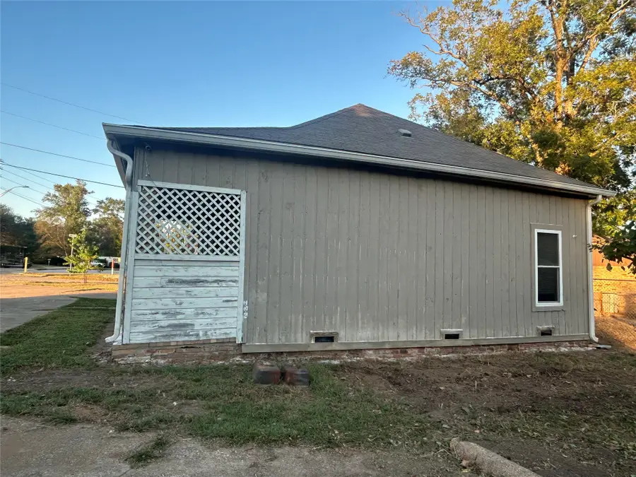 511 Thomas St, Center, TX 75935 - #3