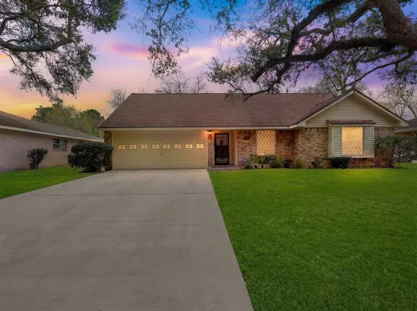 106 Wedgewood Avenue, Hitchcock, TX 77563