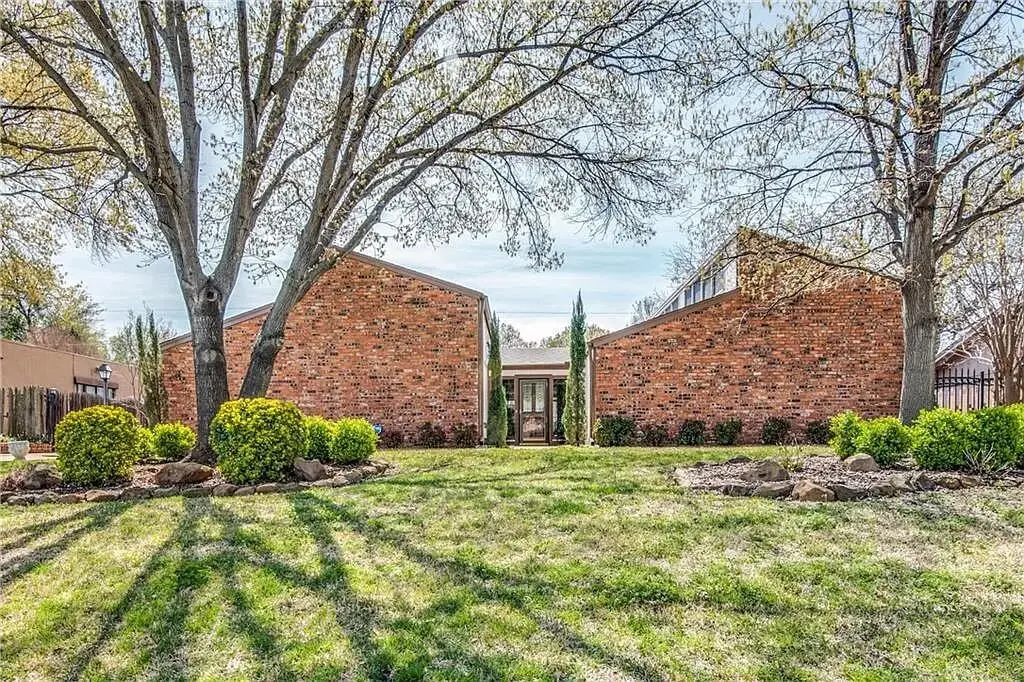 405 W Louella Drive, Hurst, TX 76054 - Image #1