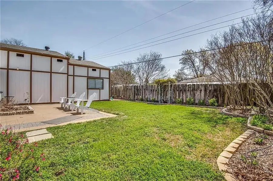 405 W Louella Drive, Hurst, TX 76054 - Image #3