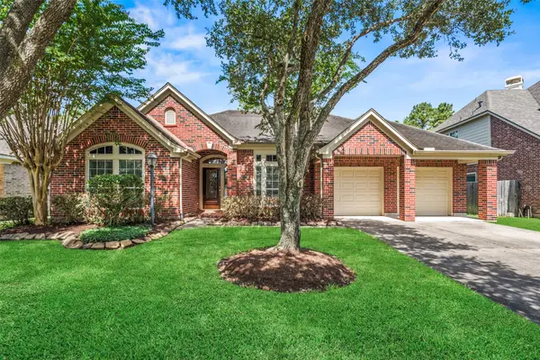 3129 Red Maple Drive, Friendswood, TX 77546