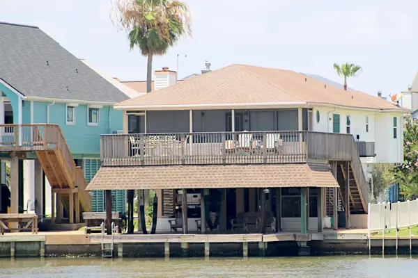 238 Bamaku Bend, Tiki Island, TX 77554
