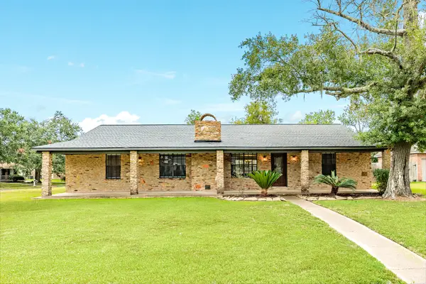 436 Huckleberry Drive, Lake Jackson, TX 77566