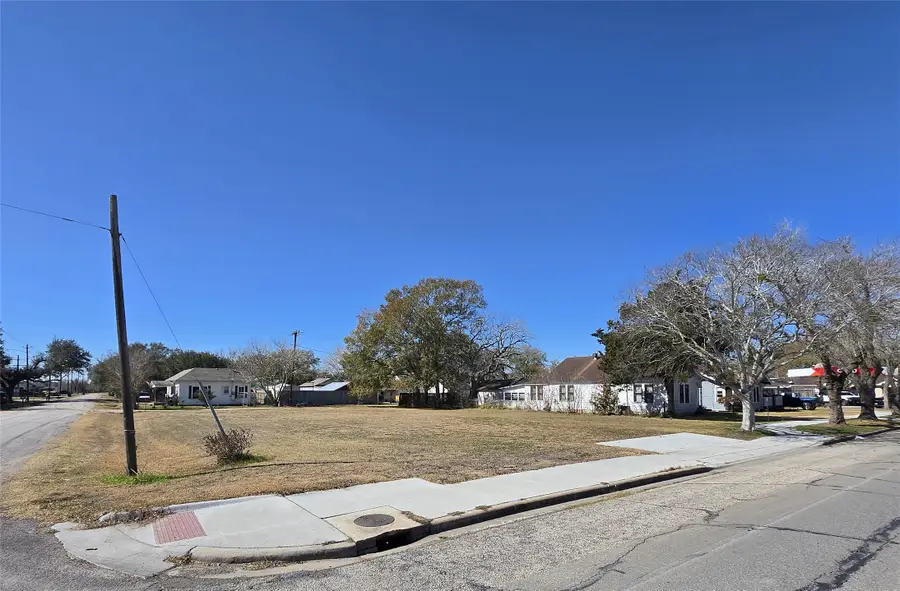 612 S Mechanic Street, El Campo, TX 77437 - #2