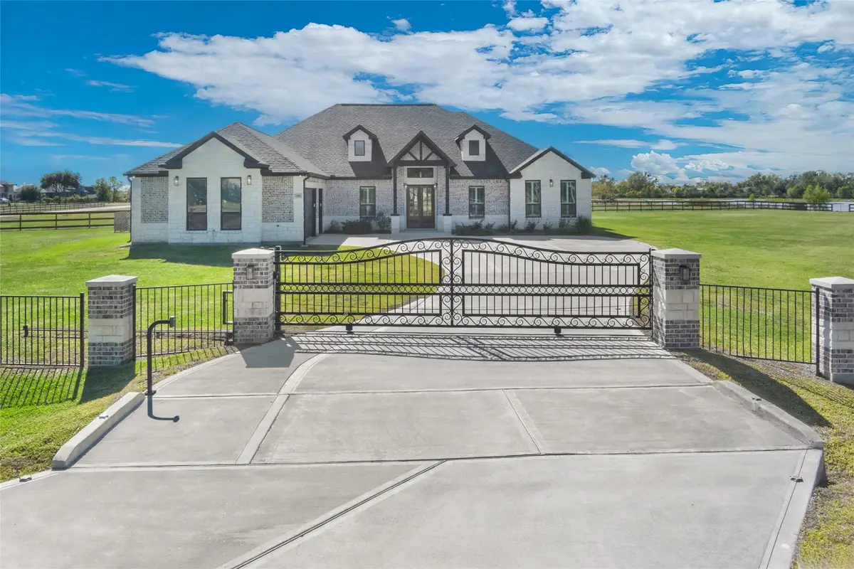 22010 Chenango Lake Drive, Angleton, TX 77515 - Image #1