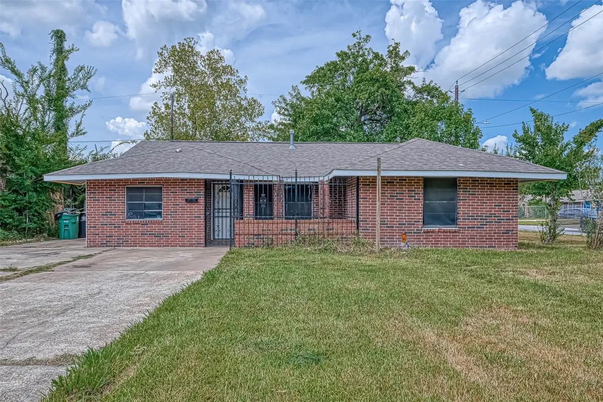 5431 Willow Glen Drive, Houston, TX 77033 - Image #1