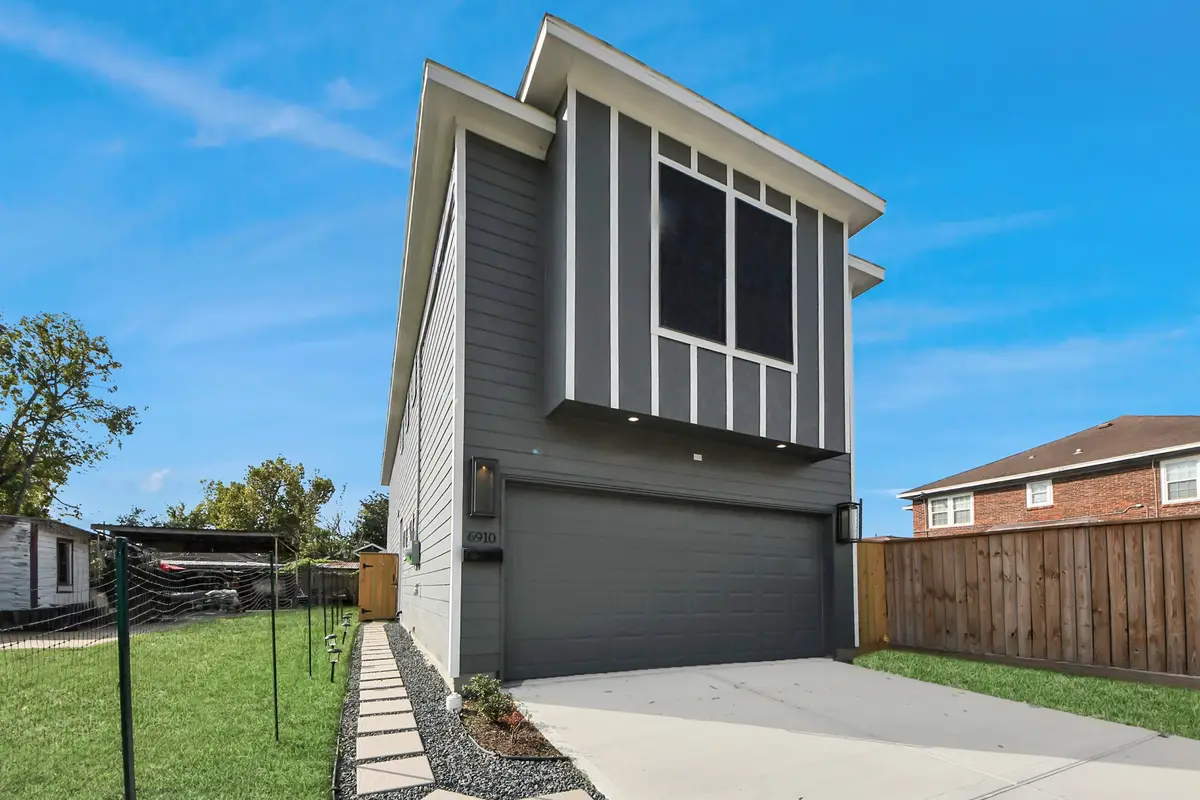 6910 J W Peavy Drive, Houston, TX 77011 - Image #1