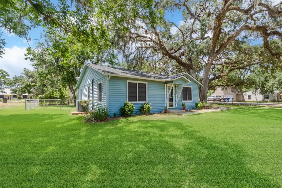 706 E New York Street, Brazoria, TX 77422 - #2
