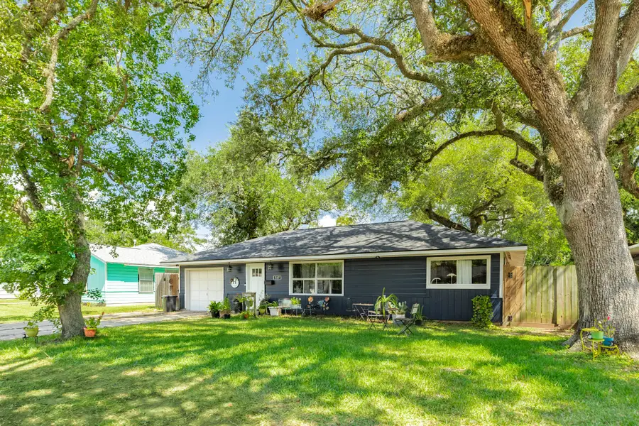 527 Gardenia Street, Lake Jackson, TX 77566 - #2