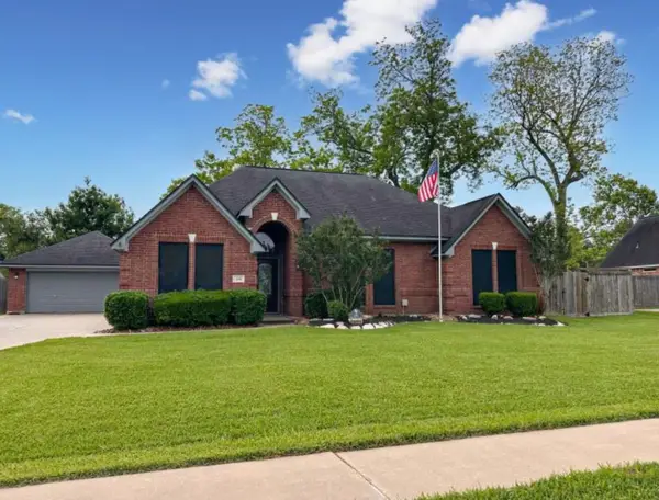 301 Williamsburg Avenue, Clute, TX 77531
