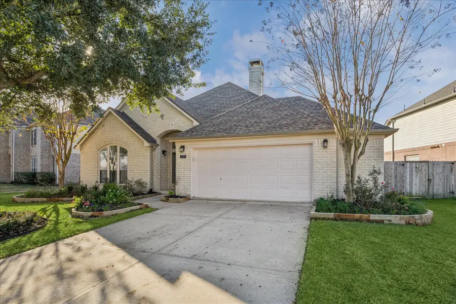 2201 Cambridge Shores Lane, Pearland, TX 77584 - Image #2