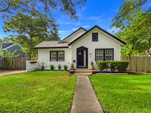 24 11th Avenue N, Texas City, TX 77590