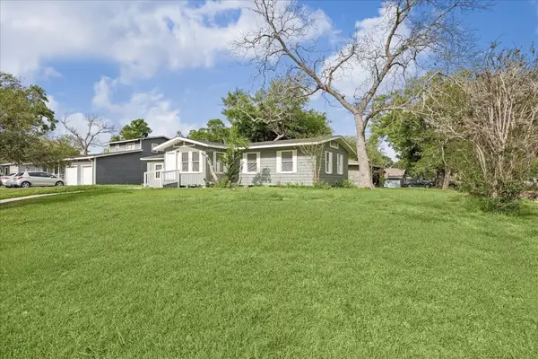 613 Winding Way Street, Lake Jackson, TX 77566