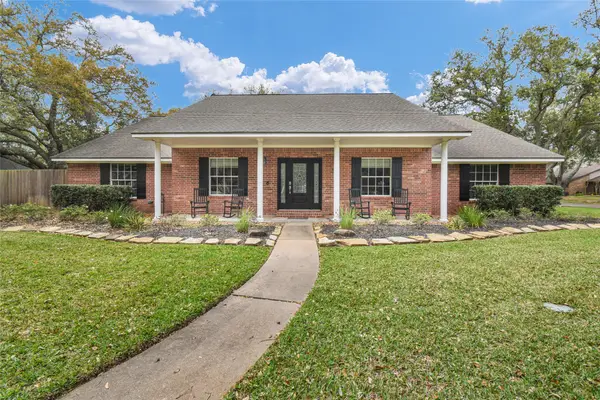 52 Dewberry Court, Lake Jackson, TX 77566