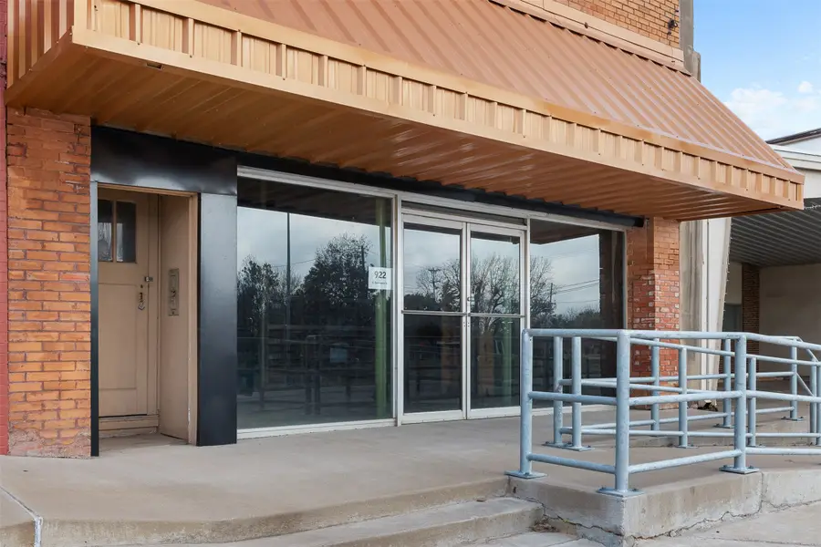 922 E Commerce Street, Buffalo, TX 75831 - Image #2