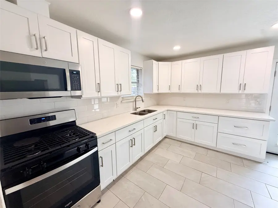 1310 Valley Drive, Angleton, TX 77515 - #2