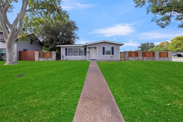 604 19th Avenue N, Texas City, TX 77590