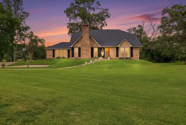 330 W Pineshadows Drive, Sour Lake, TX 77659