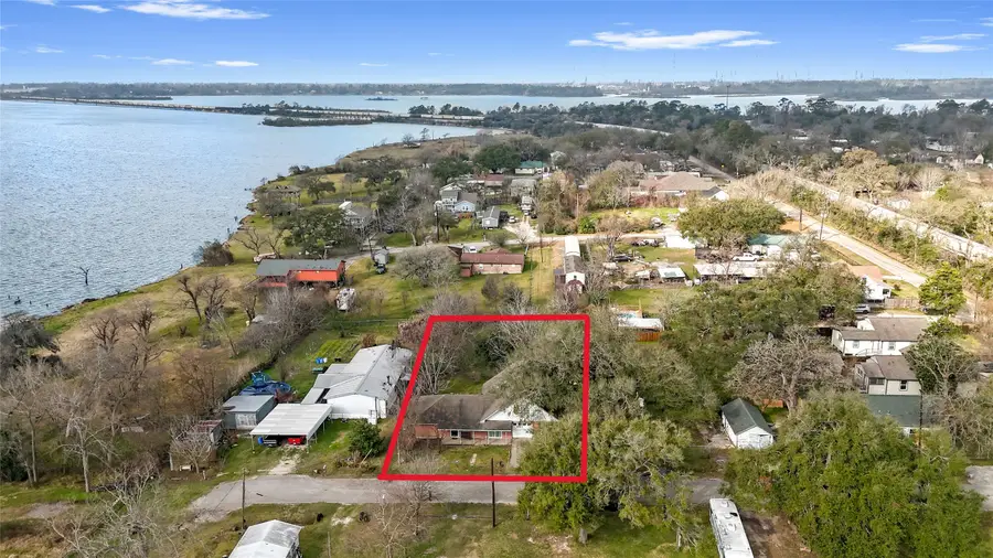 110 S 9th Street, Highlands, TX 77562 - #2