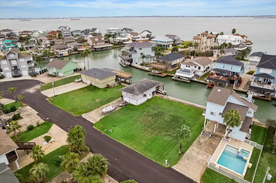 1223 Maui Dr, Tiki Island, TX 77554 - Image #2