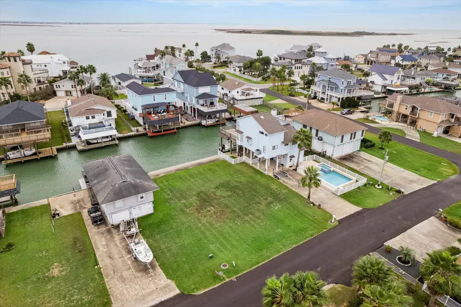 1223 Maui Dr, Tiki Island, TX 77554 - Image #3