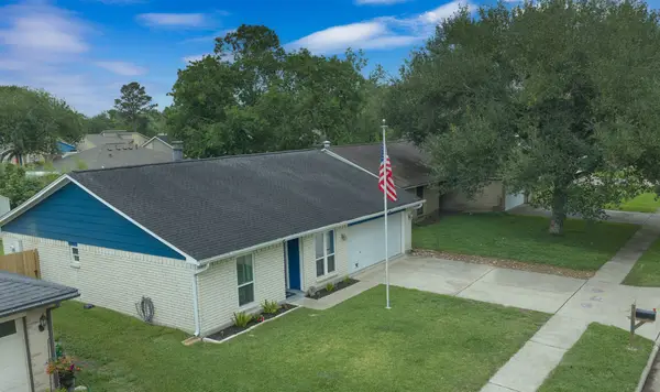 10 Wagon Lane Loop, Angleton, TX 77515