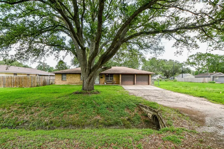703 S Washington Street, El Campo, TX 77437 - #2
