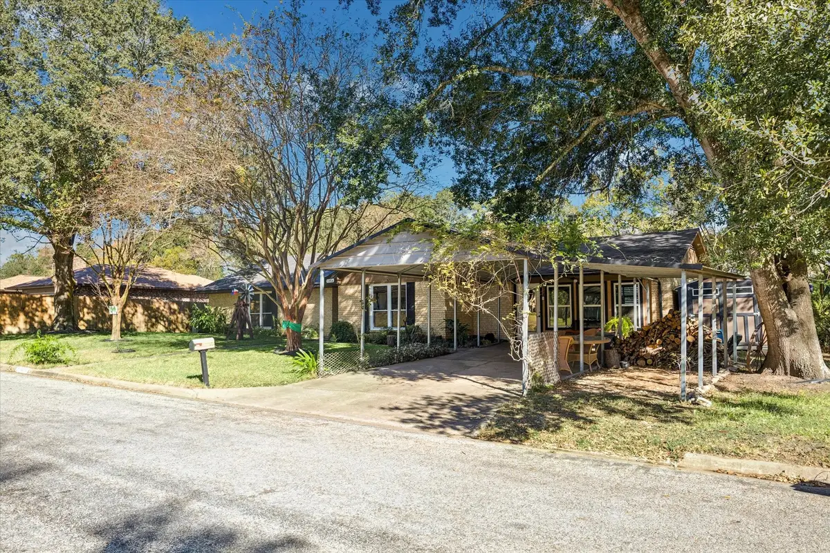 143 Machemehl Drive, Bellville, TX 77418 - #1