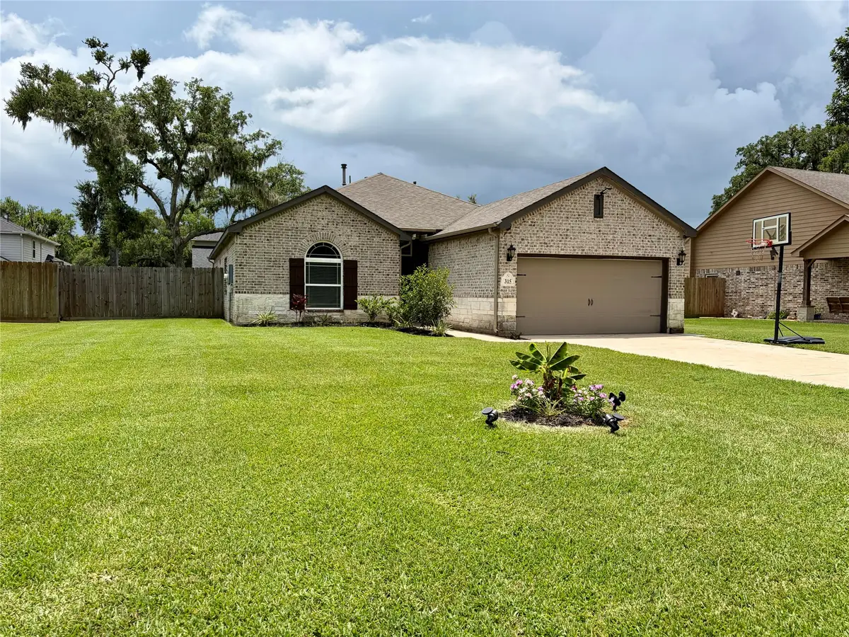 315 Woodhaven Drive, West Columbia, TX 77486 - #1