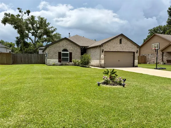 315 Woodhaven Drive, West Columbia, TX 77486