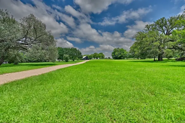 810 Highway 237, Burton, TX 77835