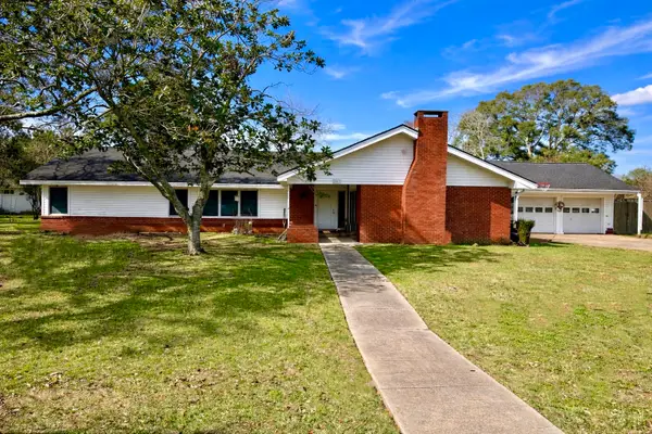 907 E Magnolia Street, Angleton, TX 77515