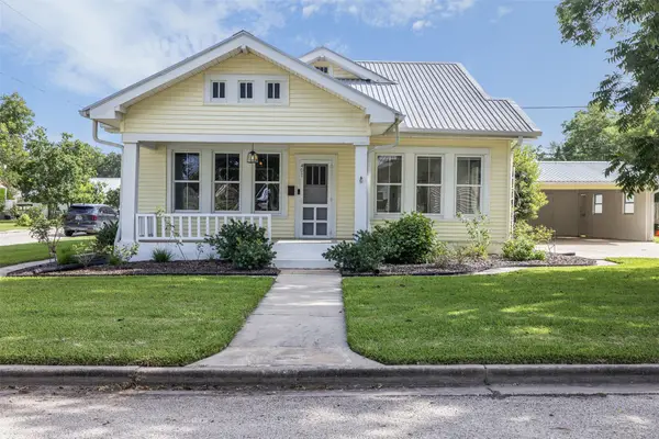 401 Bowie Street, Hallettsville, TX 77964