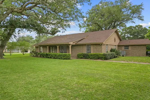 1655 E South Street, Alvin, TX 77511
